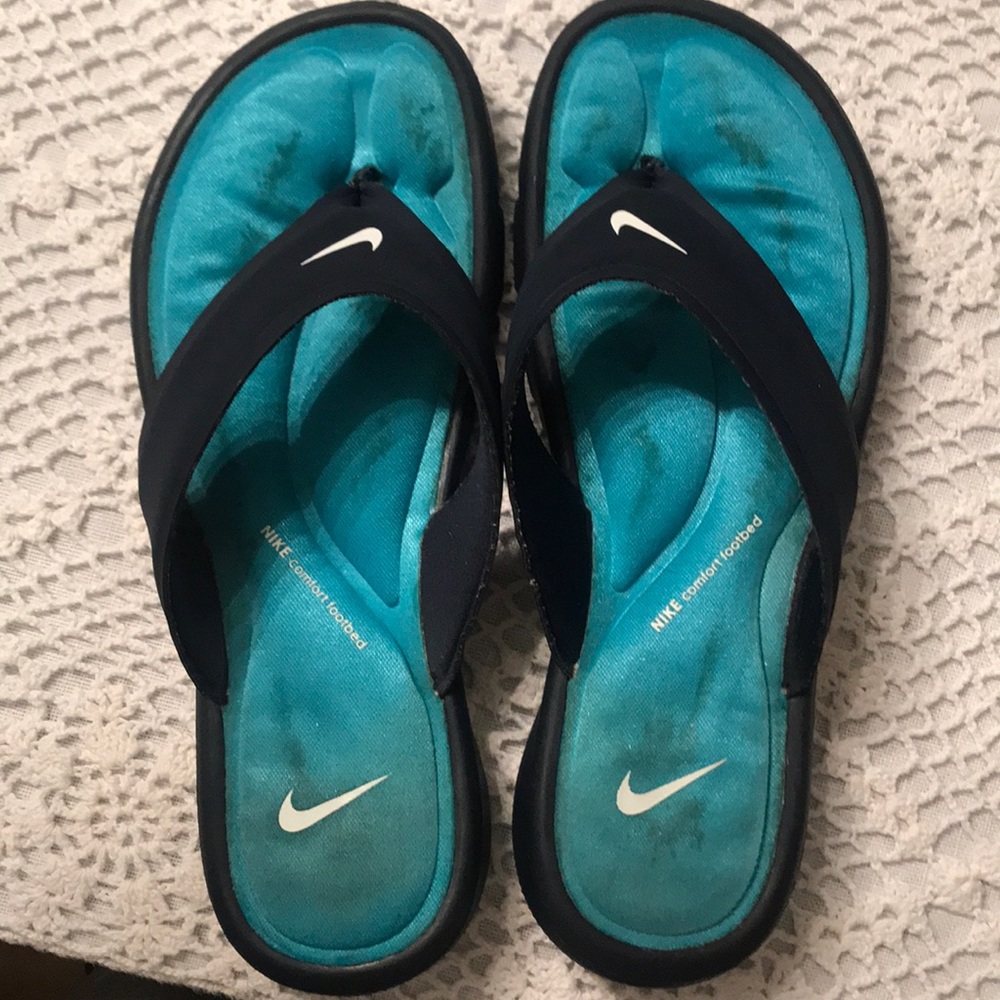 SIZE 7 NIKE FLIP FLOPS